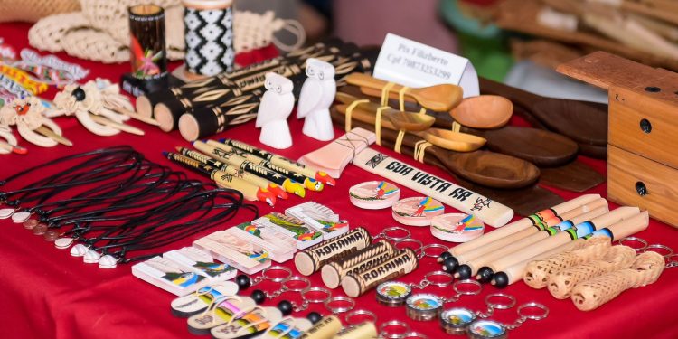 VALORIZAÇÃO CULTURAL  Exposição de artesanato marca início da Semana dos Povos Indígenas em Roraima