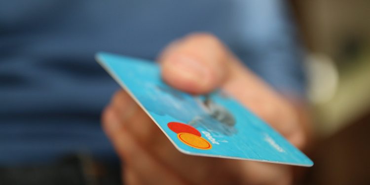 Pesquisa da Serasa traça o perfil dos usuários de cartão de crédito