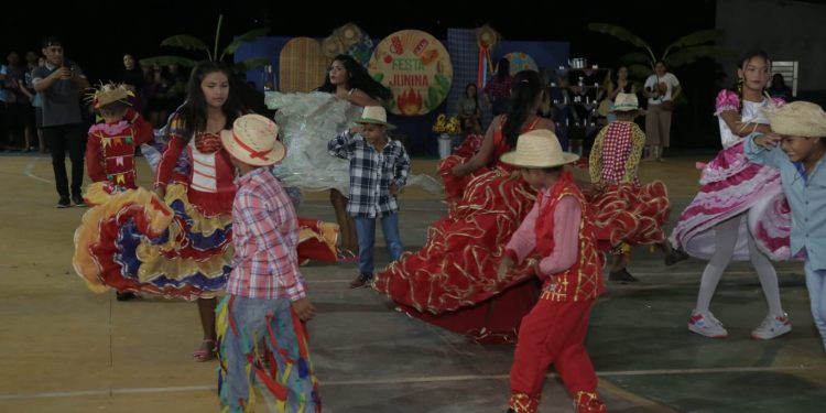 RESGATE DA CULTURA Alunos do Centro de Convivência da Juventude na Comunidade da Barata realizam apresentação de danças típicas