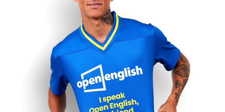 Open English anuncia o jogador Richarlison como aluno e embaixador em ação que vai doar R$ 2 milhões em cursos de inglês para jovens de comunidades carentes do País