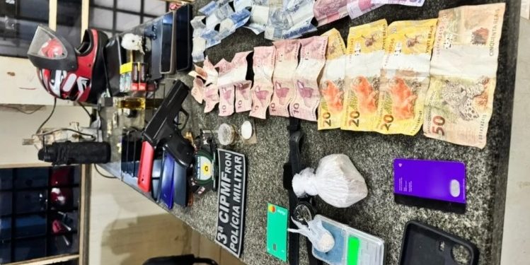 Quadrilha suspeita de tráfico é presa após polícia abordar entregador de drogas