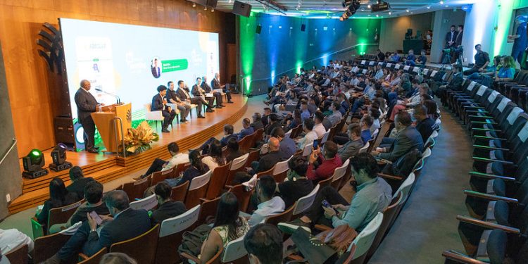 CNA ENTREGA AGENDA LEGISLATIVA DO AGRO 2025 A PARLAMENTARES