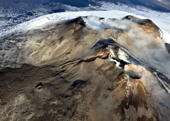 Monte Etna entra em erupção e provoca correria entre turistas na Sicília