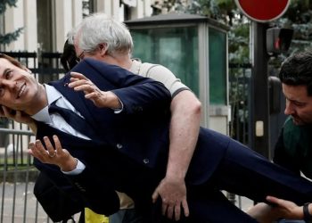 Ativistas do Greenpeace roubam estátua de cera de Macron em protesto contra Rússia