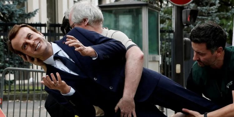 Ativistas do Greenpeace roubam estátua de cera de Macron em protesto contra Rússia