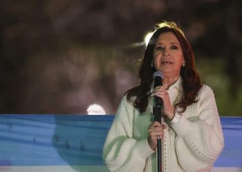 Juiz ordena que Kirchner e mais 8 paguem multa de R$ 3 bilhões
