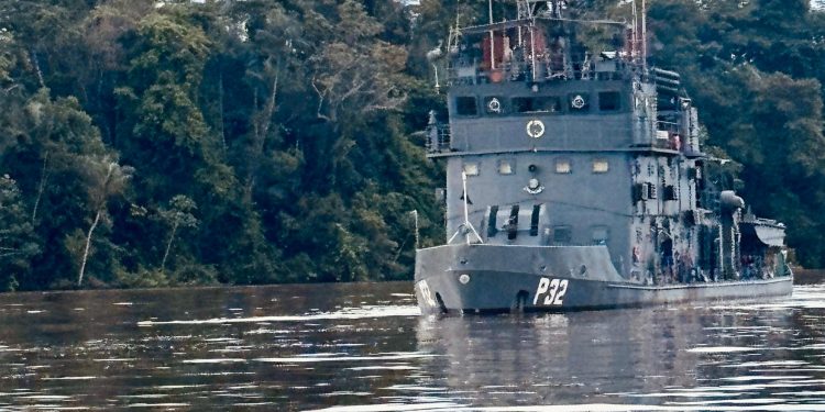Operação Catrimani II: Militares realizam patrulhamento fluvial na Terra Indígena Yanomami e estabelecem bloqueios em pontos estratégicos da região