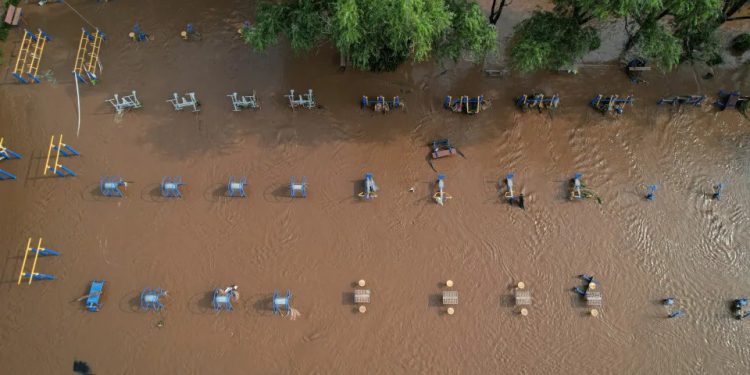Chuvas fortes deixam 30 mortos em Pequim e forçam retirada em massa