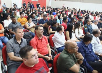 AULÕES  Aula inaugural do projeto Aprova Terceirão ocorreu neste sábado para mais de 300 estudantes