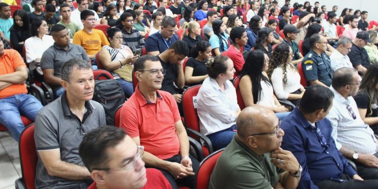 AULÕES  Aula inaugural do projeto Aprova Terceirão ocorreu neste sábado para mais de 300 estudantes