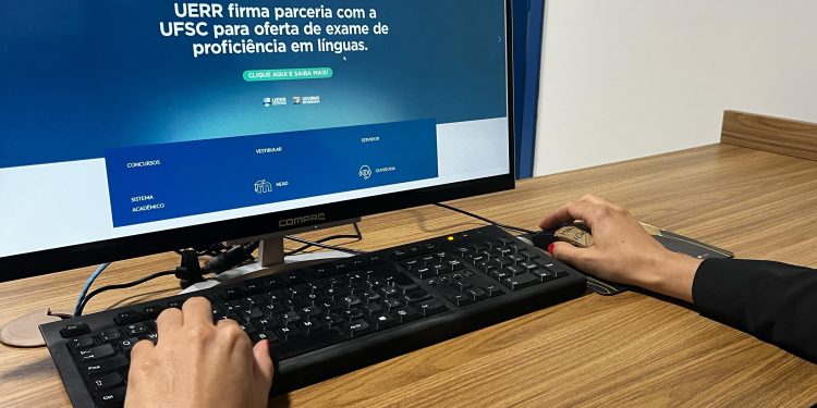 UERR firma parceria com a UFSC para oferta de exame de proficiência em línguas