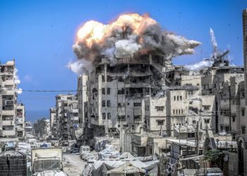 Israel bombardeia Gaza e mira porta-voz do Hamas