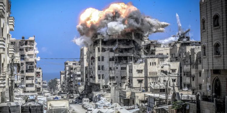 Israel bombardeia Gaza e mira porta-voz do Hamas