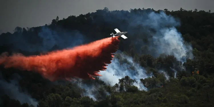 Grande incêndio florestal mata 1 e fere 13 no sul da França