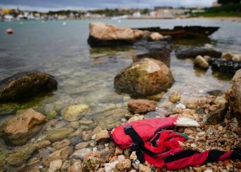 Naufrágio de barco com migrantes em ilha na Itália mata ao menos 20 pessoas