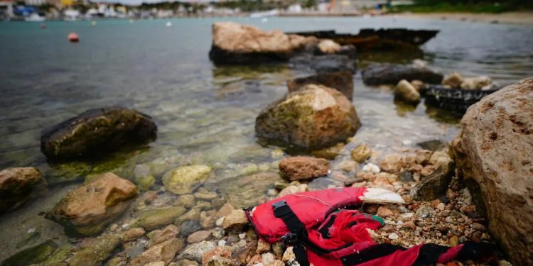 Naufrágio de barco com migrantes em ilha na Itália mata ao menos 20 pessoas