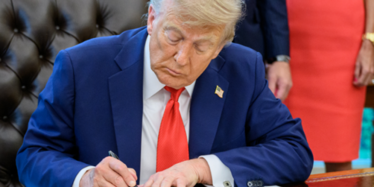 Trump anuncia tarifas de até 100% para medicamentos e outros produtos importados
