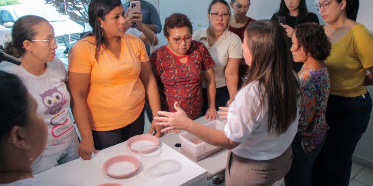 Oficina incentiva o autocuidado e oferece oportunidade de geração de renda para familiares de crianças com autismo atendidas pelo programa
