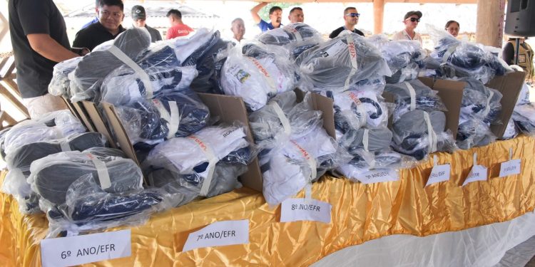 EDUCAÇÃO  Governo de Roraima entrega fardamento escolar para estudantes indígenas da zona rural de Boa Vista
