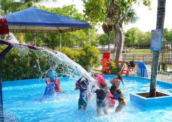 TURISMO INCLUSIVO  Turistea leva crianças para passeio vespertino em parque aquático de Boa Vista