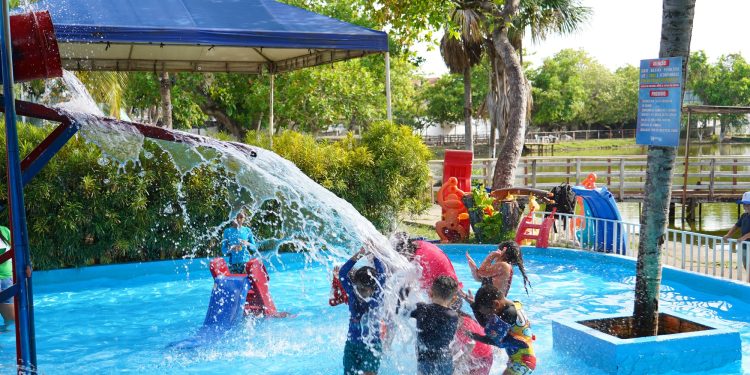 TURISMO INCLUSIVO  Turistea leva crianças para passeio vespertino em parque aquático de Boa Vista