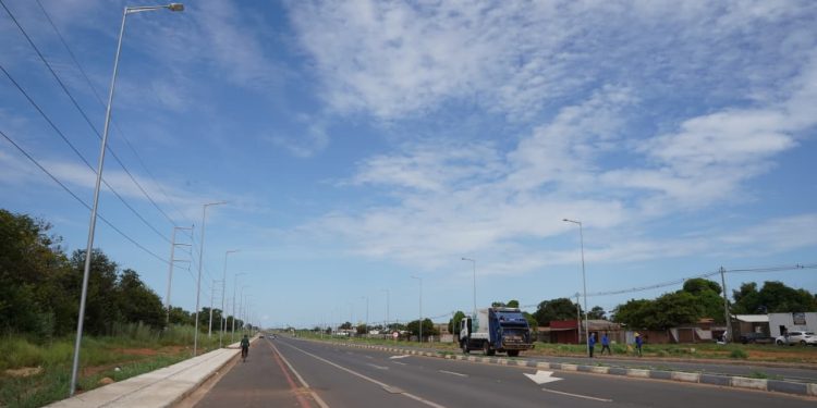 LUZ DE LED  Governo de Roraima avança com obra de iluminação da RR-205 e trecho inicial entrará em funcionamento a partir de outubro