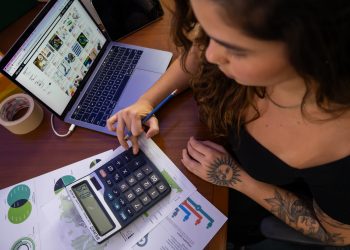 IEL abre mais de 2,2 mil vagas de estágio com bolsas de até R$ 2,5 mil