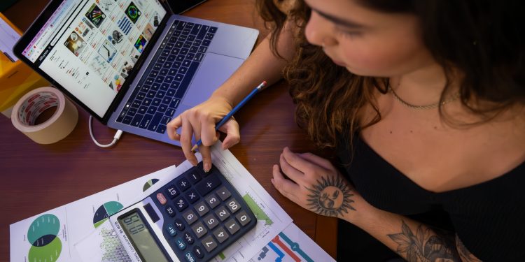 IEL abre mais de 2,2 mil vagas de estágio com bolsas de até R$ 2,5 mil