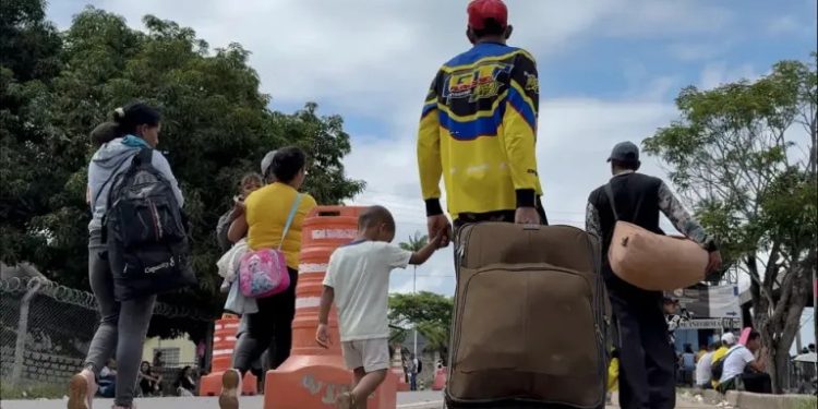 Fluxo de venezuelanos aumenta na fronteira com o Brasil