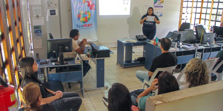 RECURSOS INCLUSIVOS  Teamarr capacita servidores do Bosque dos Papagaios sobre uso de comunicação inclusiva
