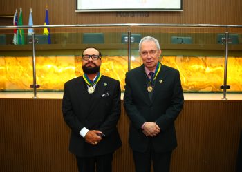 Presidente e Vice do TJRR recebem Medalha de Honra ao Mérito Judiciário da Escola Judicial do TRT-11