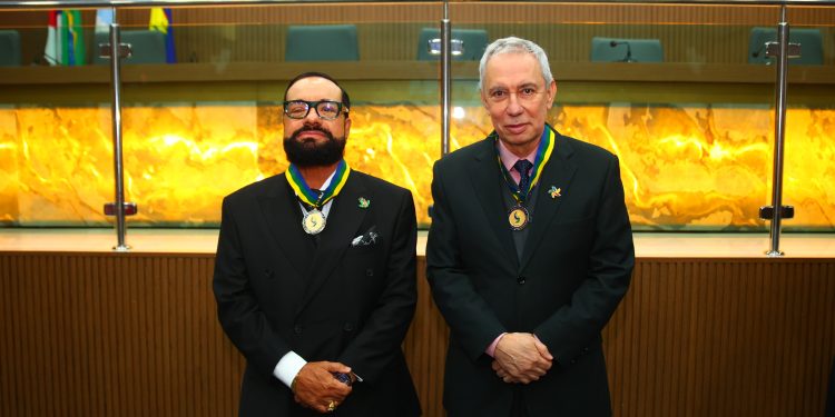 Presidente e Vice do TJRR recebem Medalha de Honra ao Mérito Judiciário da Escola Judicial do TRT-11