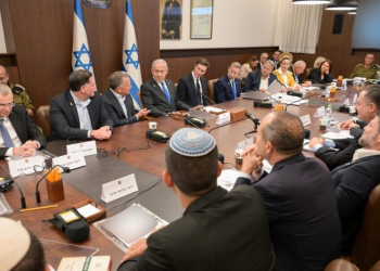Israel aprova acordo de cessar-fogo com o Hamas e fim da guerra é oficialmente iniciado
