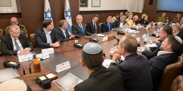 Israel aprova acordo de cessar-fogo com o Hamas e fim da guerra é oficialmente iniciado
