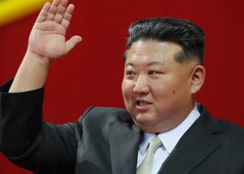 Kim Jong-un faz desfile militar na Coreia do Norte e apresenta novo míssil intercontinental