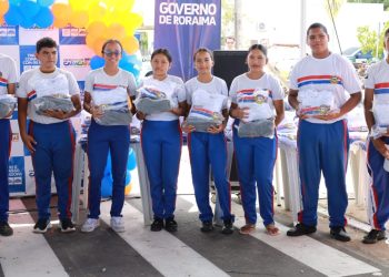 KIT DE UNIFORME  Estudantes de Caracaraí recebem fardamento escolar