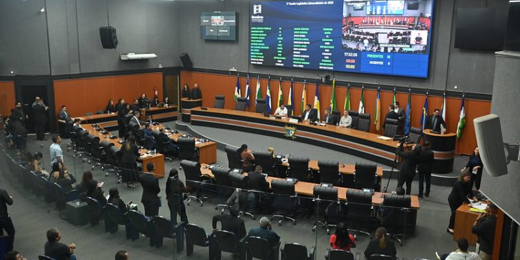 SESSÃO EXTRAORDINÁRIA Deputados aprovam matérias legislativas voltadas à Regularização de Terras, Saúde e Segurança pública em RR