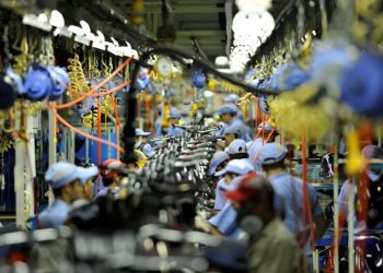 ECONOMIA     PIB varia 0,1% no terceiro trimestre e alcança 2,4% de crescimento no ano