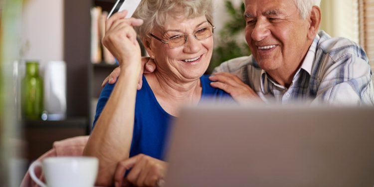 50% dos aposentados já recorreram a crédito para pagar contas e despesas, revela Serasa