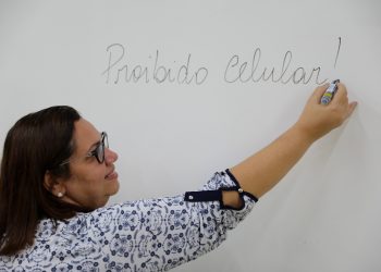 CELULAR NA ESCOLA  Proibição melhorou atenção e desempenho de alunos em Roraima