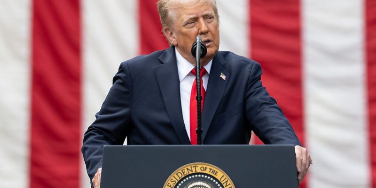 Trump afirma que EUA supervisionarão a Venezuela por “longo tempo” e controla receitas do petróleo