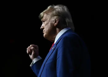 CRISE NO ORIENTE Trump coloca Irã sob alerta e anuncia envio de força naval ao Golfo
