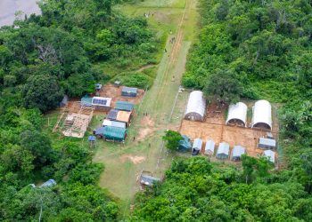 Comando Conjunto Catrimani II realiza transporte aéreo de telhas para reestruturação de unidade de saúde em Terra Indígena Yanomami