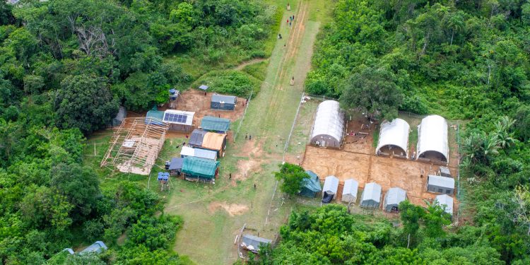 Comando Conjunto Catrimani II realiza transporte aéreo de telhas para reestruturação de unidade de saúde em Terra Indígena Yanomami