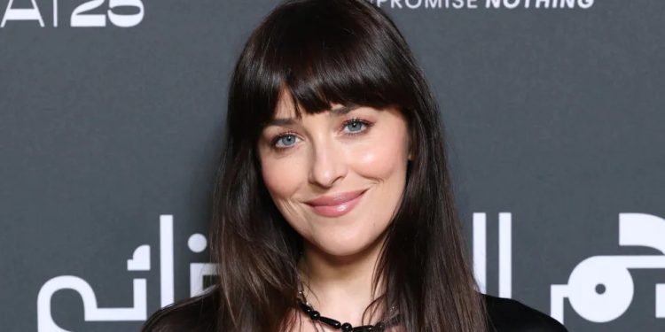 Dakota Johnson tem novo amor? O carinho em público com cantor