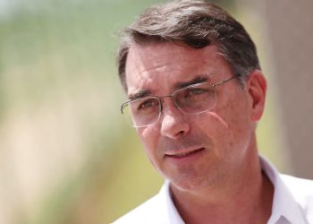 “Crimes do PT”: Flávio diz que acionará TSE contra desfile sobre Lula