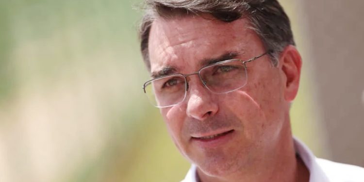 “Crimes do PT”: Flávio diz que acionará TSE contra desfile sobre Lula