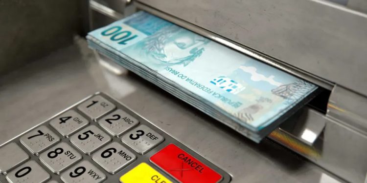 Governo estuda pagar 13º do INSS em abril e maio