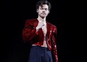 Harry Styles diz usar app de namoro para estudar idiomas