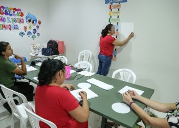 CUIDADO E INCLUSÃO      Oficina de pintura promove acolhimento e bem-estar para mães atendidas pelo Teamarr